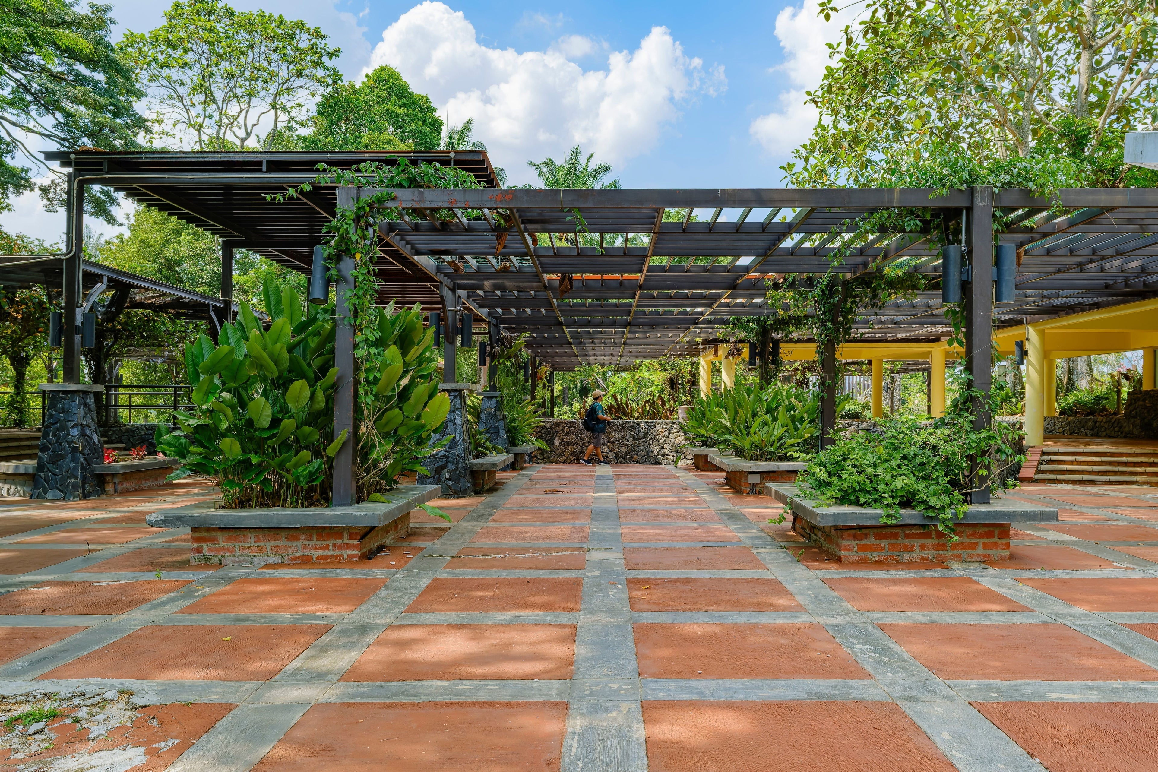 How to Choose the Right Stone Colour for Your Garden